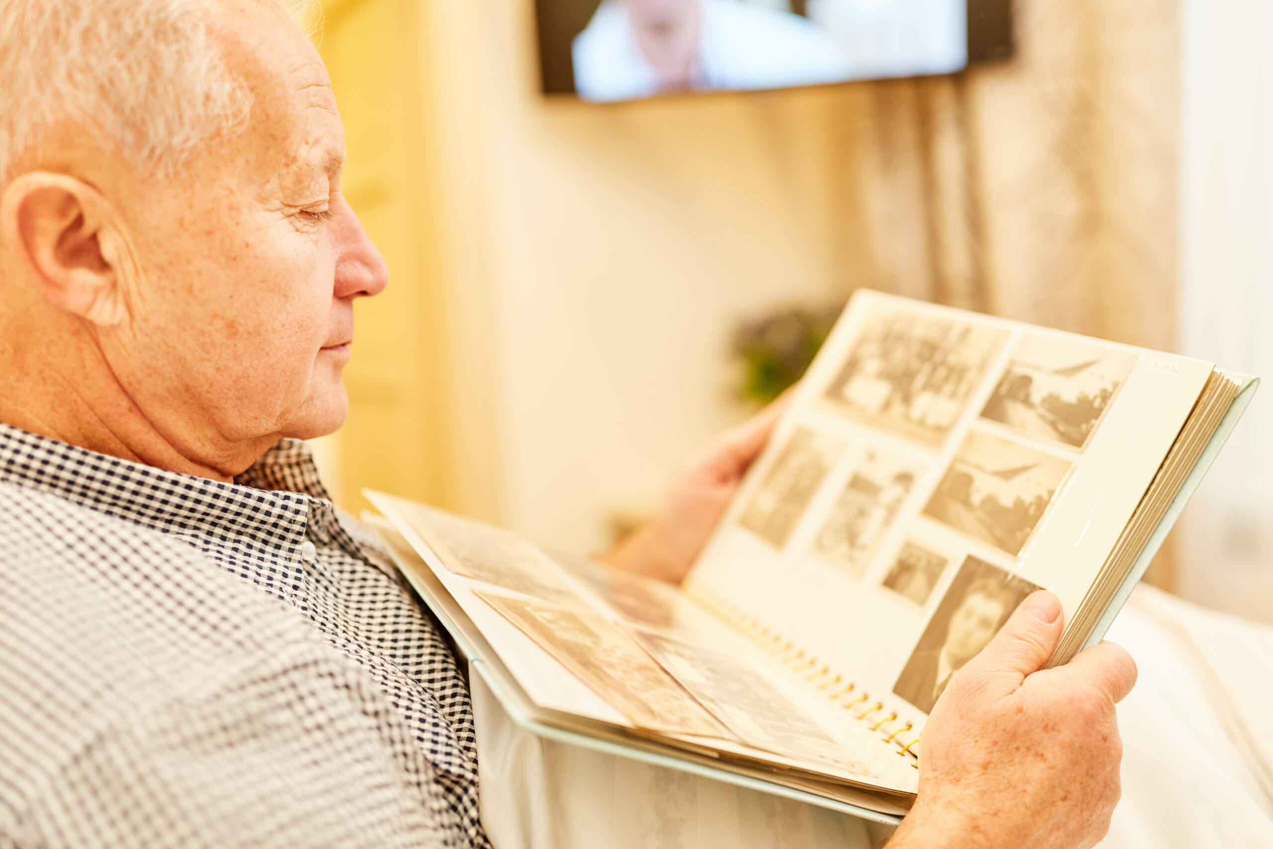 Dementian,Senior,Man,Is,Looking,At,Photos,In,A,Photo